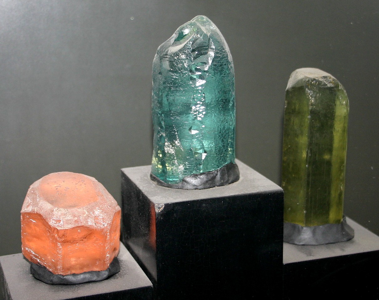Ba loại beryl (từ trái sang phải): morganite, aquamarine và emerald