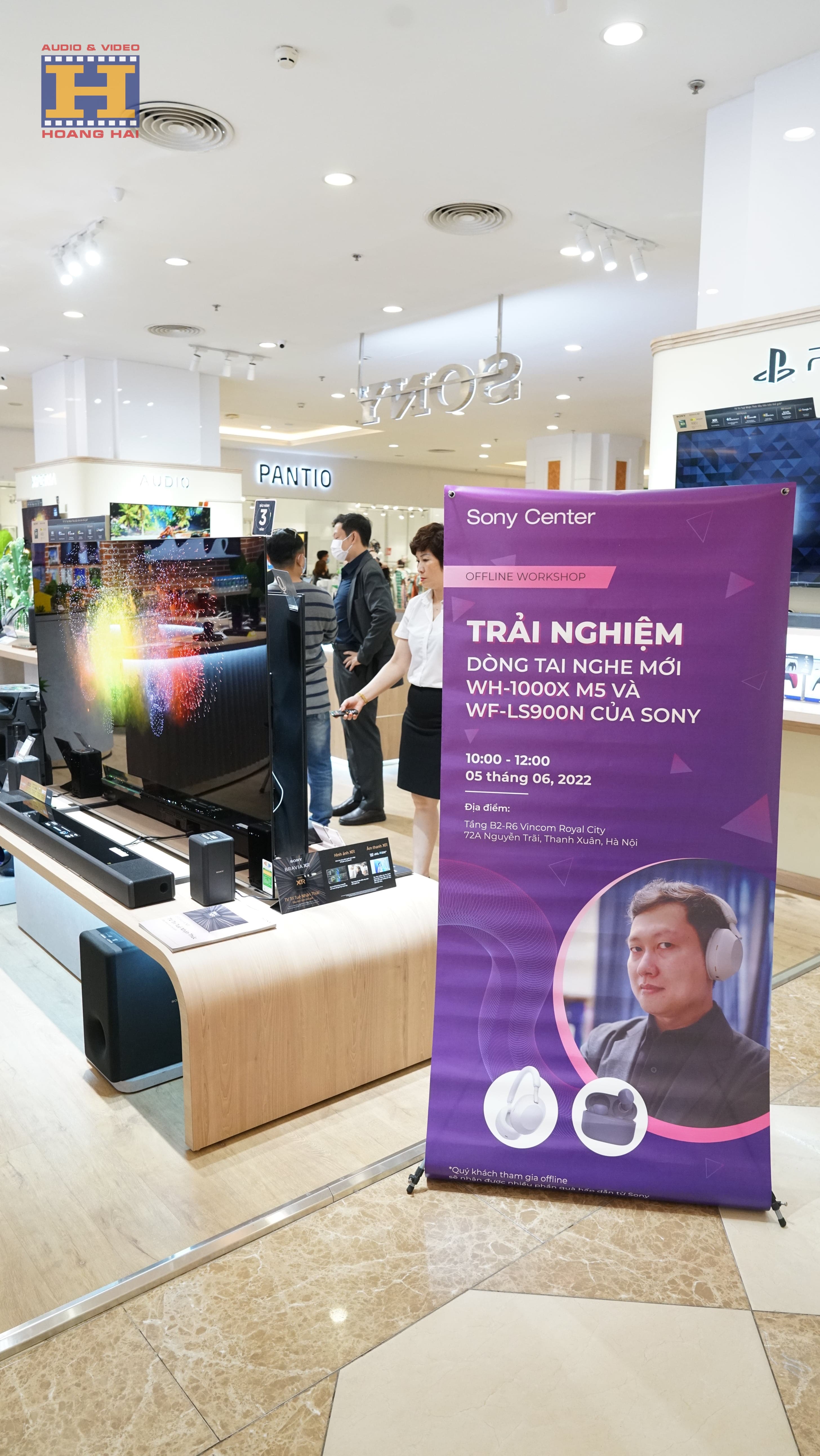 Trước giờ bắt đầu sự kiện tại Sony Center Royal City - Hoang Hai