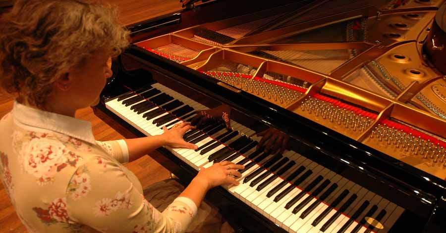 Gabi Rynveld bên cây đàn piano | Audio Hoàng Hải