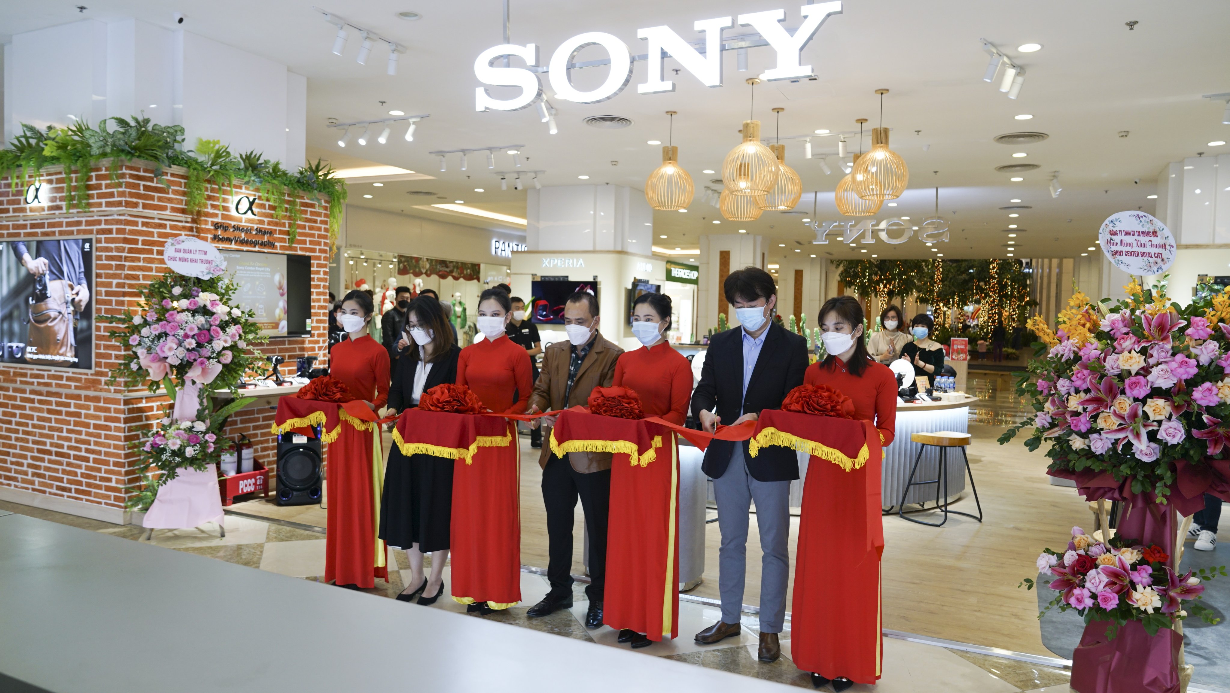 Khai trương Sony Center tại Royal City Hà Nội: Bữa tiệc công nghệ cho giới trẻ 